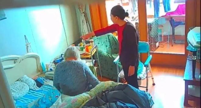 绝了！保姆残虐上海9旬白叟还卷走她250万养老钱！转圜后100万都不肯还！(图4)