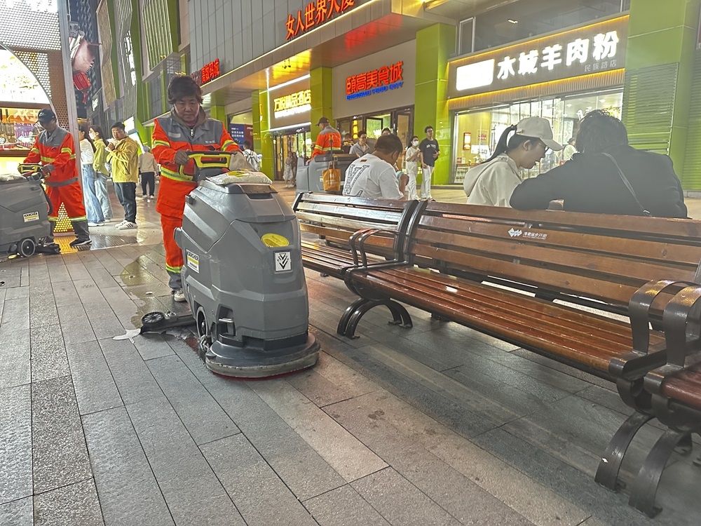 石家庄｜湾里庙步行街戮力打制特点“物业式保洁”(图2)